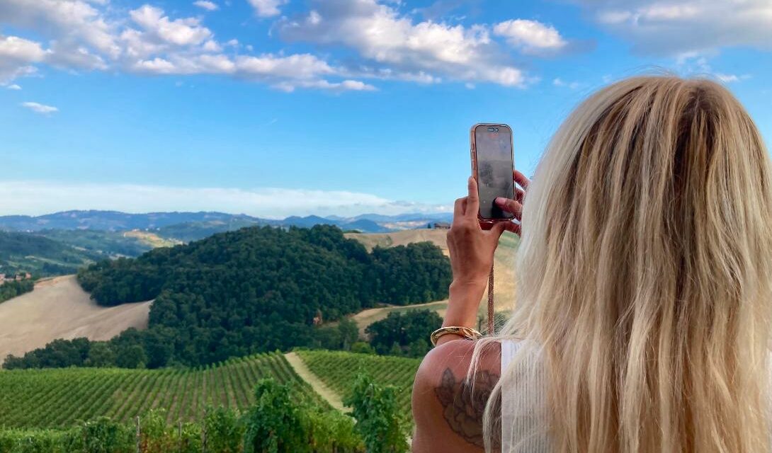 DALLA DEGUSTAZIONE ALL’ESPERIENZA: COSÌ CAMBIA L’ENOTURISMO ITALIANO