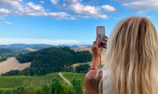 DALLA DEGUSTAZIONE ALL’ESPERIENZA: COSÌ CAMBIA L’ENOTURISMO ITALIANO