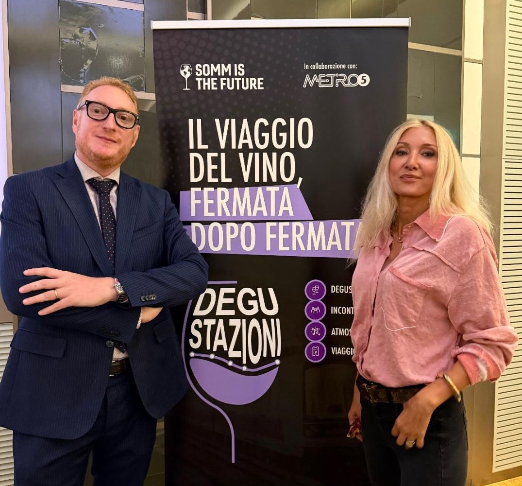 DEGU-STAZIONI 2026, IL VINO PRENDE LA LINEA LILLA: A MILANO LA DEGUSTAZIONE DIVENTA METROPOLITANA